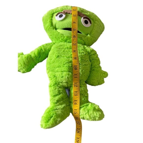Fao Schwarz Toy's Green Sesame Street Hasbro Oscar the Grouch Action Figure 16” - Picture 7 of 10